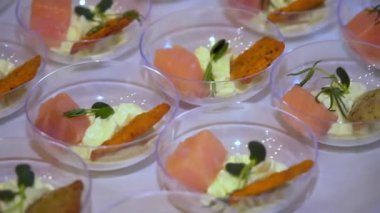 Açık büfe, aperatifler bir tepsi üzerinde olduğunu