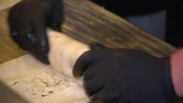 Cocineros preparando shawarma con trufa y oro — Vídeos de Stock