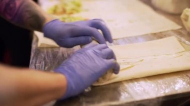 aşçılar Shawarma trüf ve altın ile hazırlama