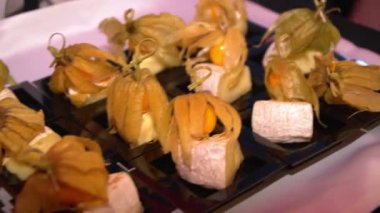 Açık büfe, aperatifler bir tepsi üzerinde olduğunu