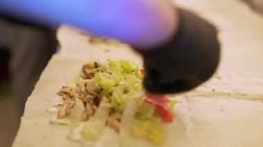 aşçılar Shawarma trüf ve altın ile hazırlama