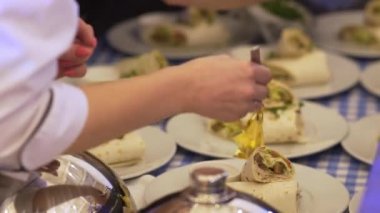 aşçılar Shawarma trüf ve altın ile hazırlama