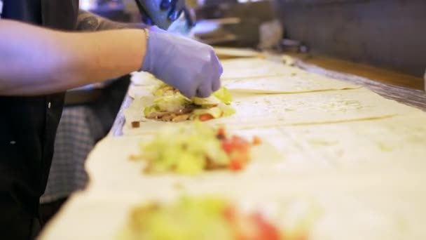 Cooks preparing shawarma with truffle and gold — Stock Video