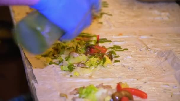 Cuisiniers préparant shawarma à la truffe et l'or — Video