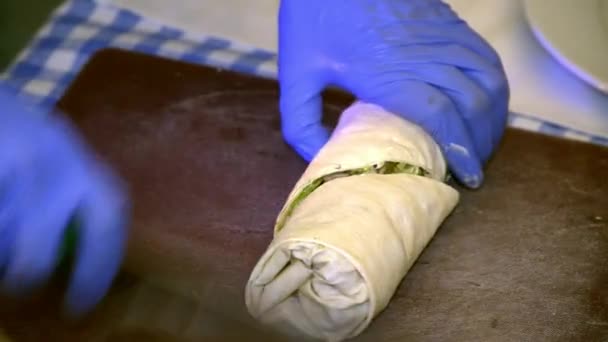 Cuochi che preparano shawarma con tartufo e oro — Video Stock