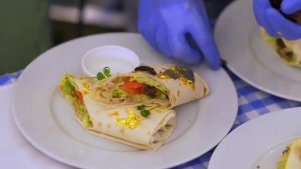 Cocineros preparando shawarma con trufa y oro — Vídeo de stock