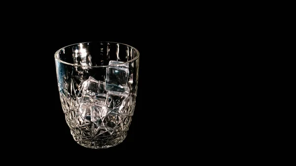 Eiswürfel fallen ins Glas — Stockfoto