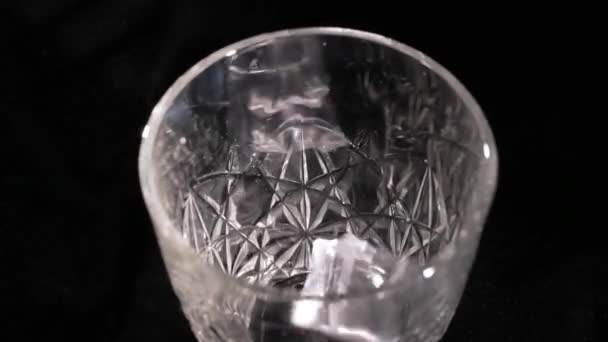 Ледяные кубики падают в стакан — стоковое видео