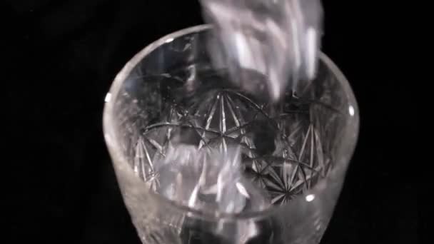 Ледяные кубики падают в стакан — стоковое видео