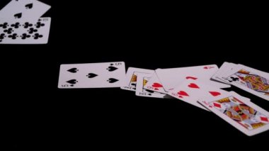 Poker kartları sinek ve siyah bir yüzeye düşmek