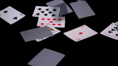 Poker kartları sinek ve siyah bir yüzeye düşmek