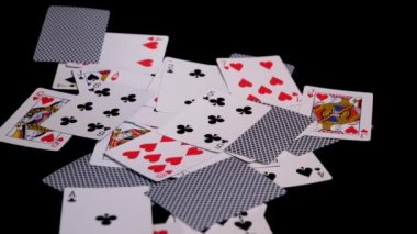 Poker kartları sinek ve siyah bir yüzeye düşmek