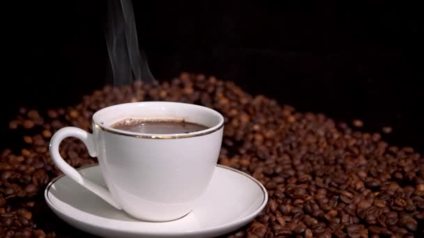 Tasse avec café chaud et vapeur sur fond sombre — Video