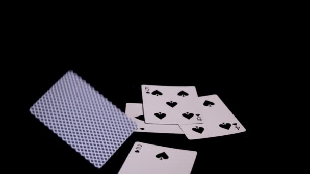 Poker kartları sinek ve siyah bir yüzeye düşmek — Stok video