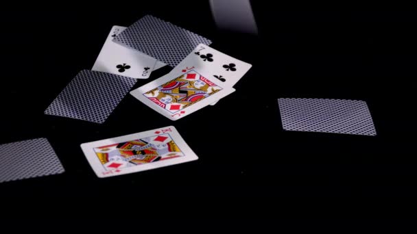 Poker kartları sinek ve siyah bir yüzeye düşmek. — Stok video