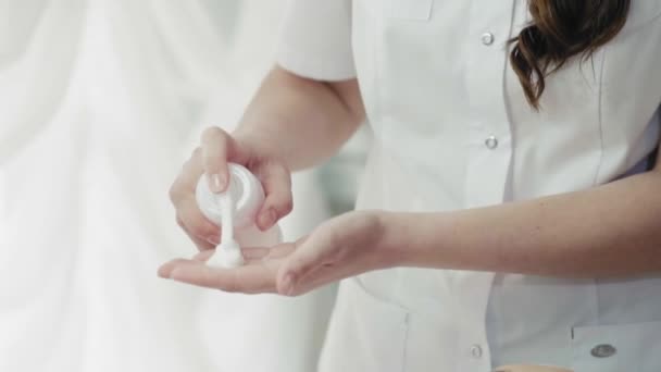 Косметик намазывает крем для рук — стоковое видео