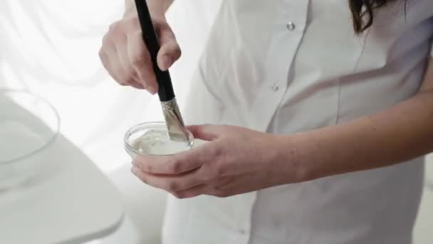 Le mani delle donne mescolano la maschera cosmetica in una boccia. Primo piano . — Video Stock