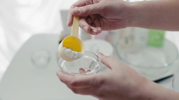 妇女的手在碗里搅拌化妆品面膜。特写. — 图库视频影像
