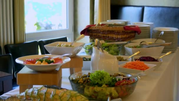 Buffet de nourriture est sur la table — Video