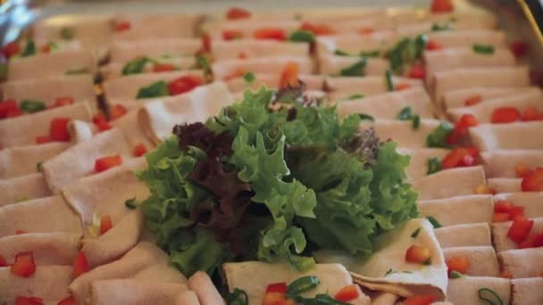 Essen vom Buffet steht auf dem Tisch — Stockvideo