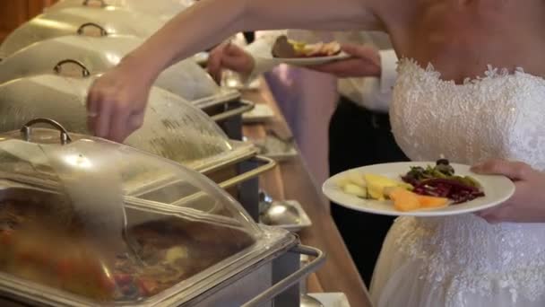 Büfe misafirler 4k yiyecek almak — Stok video