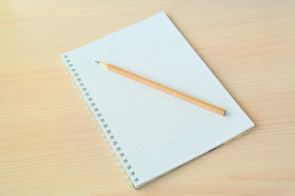 Карандаш и ручка с блокнотом — стоковое фото