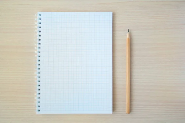 Lápis e caneta com bloco de notas — Fotografia de Stock