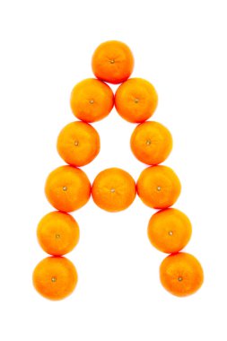 Mektup beyaz arka plan üzerinde izole mandalina ile çözüldü. Mandarine bir mektup