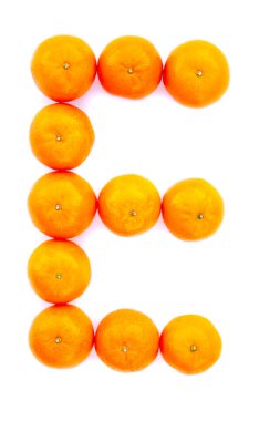 Mektup beyaz arka plan üzerinde izole mandalina ile çözüldü. Mandarine bir mektup