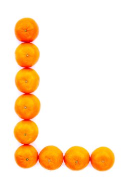 Mektup beyaz arka plan üzerinde izole mandalina ile çözüldü. Mandarine bir mektup
