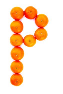 Mektup beyaz arka plan üzerinde izole mandalina ile çözüldü. Mandarine K harfi