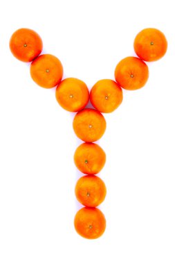 Mektup beyaz arka plan üzerinde izole mandalina ile çözüldü. Mandarine K harfi