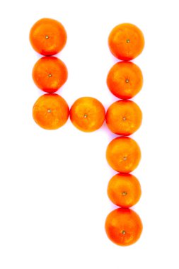 Mektup beyaz arka plan üzerinde izole mandalina ile çözüldü. Mandarine K harfi