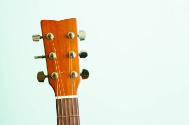 Akustik gitar ile kopya alanı gri arka plan üzerinde Başkanı yakın çekim