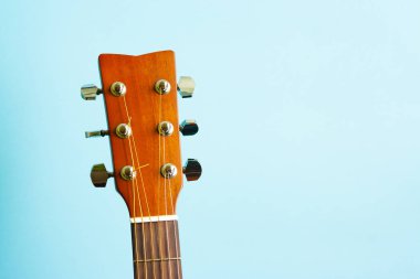 Pastel mavi arka plan kopya alanı ile akustik gitar Başkanı yakın çekim
