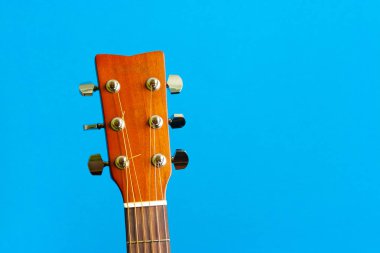 Mavi arka plan kopya alanı ile akustik gitar Başkanı yakın çekim
