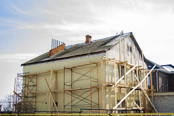 Huset Och Byggnadsställningar Konstruktion Solig Dag Processen För Byggnaden Hus — Stockfoto