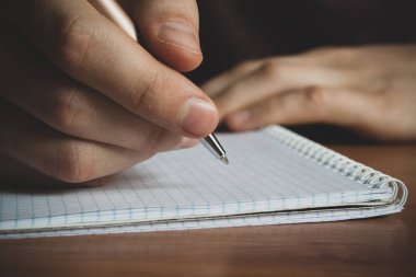 bir adam onun el yazıyor bir defter bir kalem ile yakın çekim