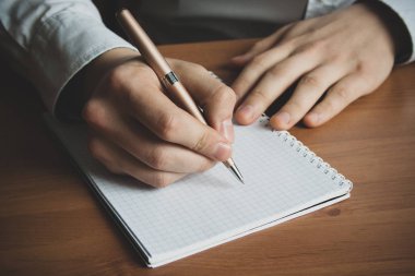 bir adam onun el yazıyor bir defter bir kalem ile yakın çekim