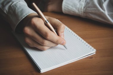 bir adam onun el yazıyor bir defter bir kalem ile yakın çekim