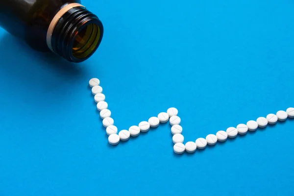 Białe Tabletki Kształcie Krzywej Niebieskim Tle Cena Leku Koncepcji — Zdjęcie stockowe