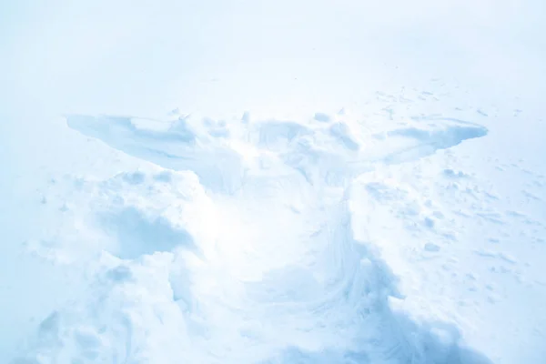 Impronta del corpo umano nella neve profonda — Foto Stock
