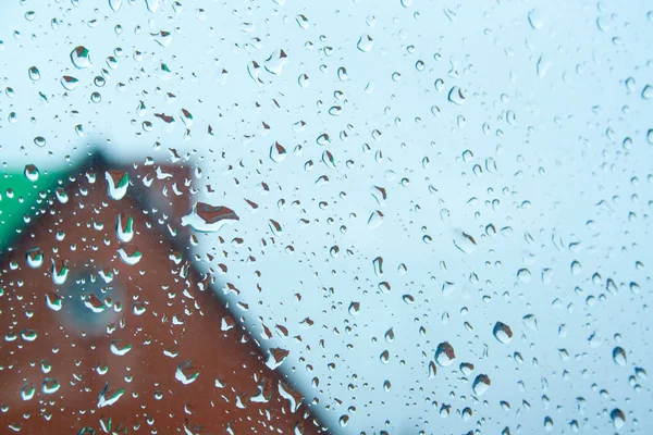 백그룬에 집이 있는 빗방울 텍스처 — 스톡 사진