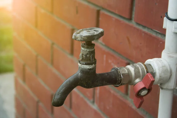 Vieux robinet d'eau rouillé — Photo