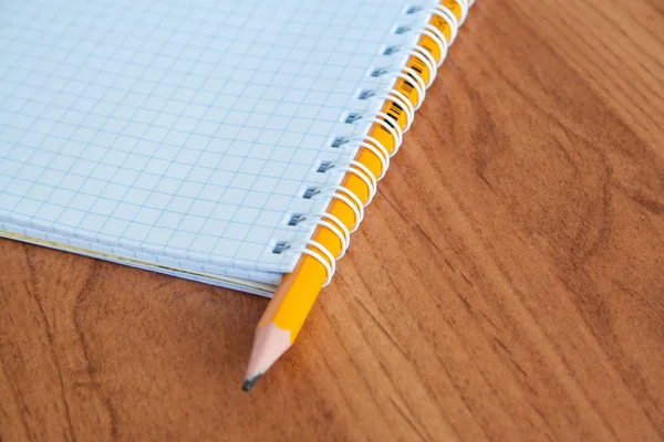 Карандаш и ручка с блокнотом — стоковое фото