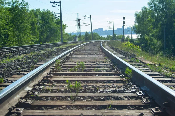 El ferrocarril se adentra en la distancia —  Fotos de Stock