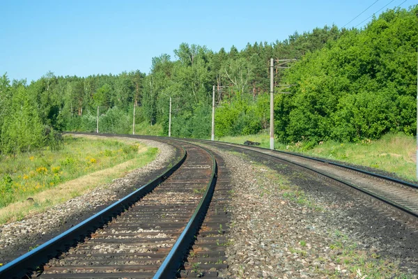 El ferrocarril se adentra en la distancia —  Fotos de Stock