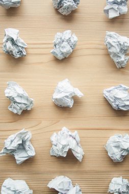 Arka plan dan birçok buruşturulmuş beyaz kağıt topları. Buruşmuş kağıt topları doku. Beyin fırtınası, yaratıcılık kavramı, hatalar ve yaratılış sembolü olarak buruşuk kağıt.