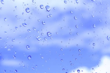 Yağmurdan sonra temiz camlara su damlıyor. Güzel damla dokusu. Camdaki damlaların arkaplanı