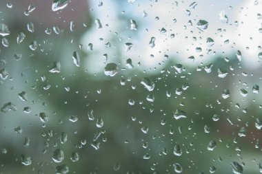 Yağmurdan sonra temiz camlara su damlıyor. Güzel damla dokusu. Camdaki damlaların arkaplanı